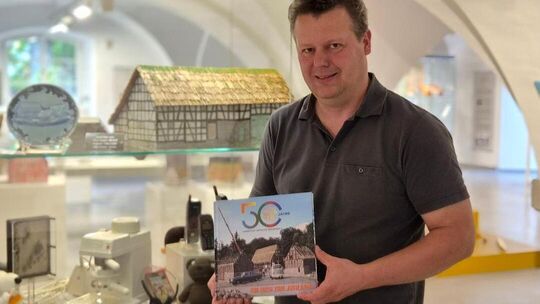 Museumsdirektor Moritz Jungbluth freut sich über das Werk "50 Jahre Landschaftsmuseum Westerwald": "Das Buch ist etwas, das blei