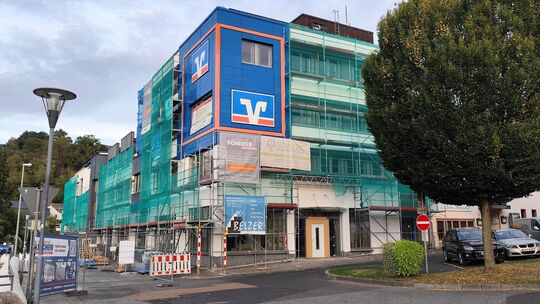 Das Gebäude der Volksbank in Diez wird derzeit saniert. Die Arbeiten sind mittlerweile auf der Zielgerade.