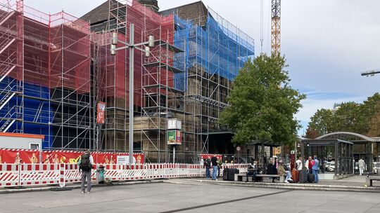 Auf den Vorplätzen des Koblenzer Hauptbahnhofs stehen einige Bänke. Auf einer davon gab es am Samstagmorgen eine körperliche Aus