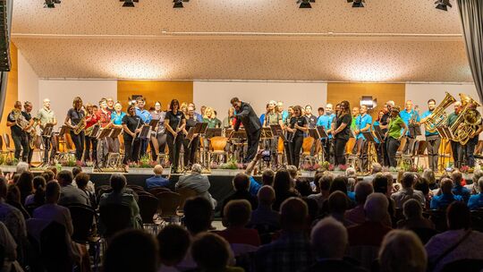Höhepunkt der Jubiläumsfeier im voll besetzten Gemeindezentrum von Hoppstädten-Weiersbach war der Auftritt des Projektorchesters