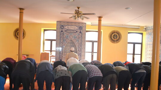 Mit großer Ernsthaftigkeit feierten die Muslime Während des Tags der offenen Moschee in der Mühlenstraße ihr Mittagsgebet.