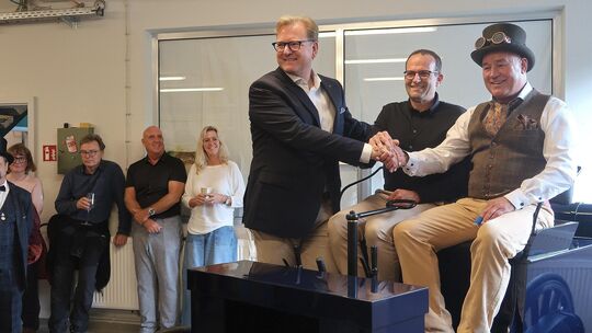 Dr. Andreas Klug, Thorsten Lahm und Norbert Theis stellten das Schmuckstück des in Odernheim gebürtigen amerikanischeen Autopion