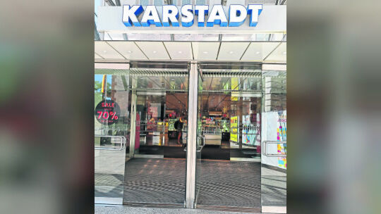 Bleibt die Galeria-Filiale in Limburg oder doch nicht? Der Eingang zu Karstadt in der Fußgängerzone.
