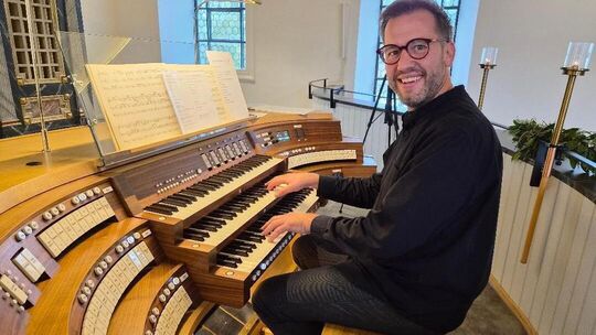 Sichtlich wohl fühlte sich Organist und Kirchenmusiker Andreas Auel am Spieltisch der neuen Weimbs-Orgel, die über eine schier u