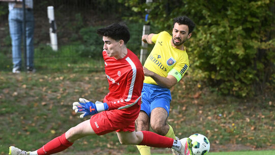 Kempenichs Torhüter Holger Schneider (in Rot) und Burgbrohls Mustafa Mustafa (Gelbes Trikot) im direkten Duell Kempenichs Torhüter Holger Schneider (in Rot) und Burgbrohls Mustafa Mustafa (Gelbes Trikot) im direkten Duell