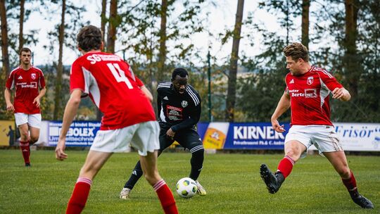 Gleich schlägt es ein: Billy Sissoko (schwarzes Trikot) machte alle drei Tore für die SG Zell/Bullay/Alf beim 3:2-Auswärtssieg i