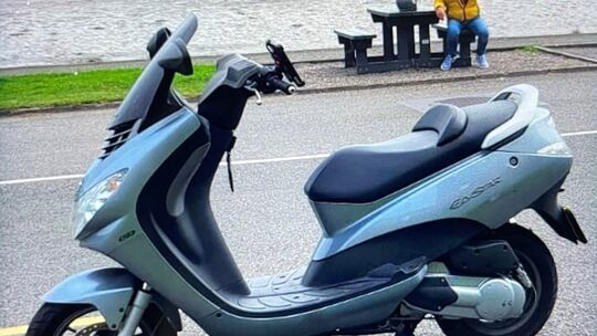 Foto des entwendeten Motorrollers Peugeot Elyseo