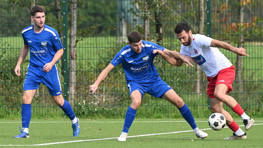 Dominik Soldo (in Weiß) traf zum zwischenzeitlichen 2:2 für seine SG Berod-Wahlrod gegen Marik Mockenhaupt (links in Blau), Nikl Dominik Soldo (in Weiß) traf zum zwischenzeitlichen 2:2 für seine SG Berod-Wahlrod gegen Marik Mockenhaupt (links in Blau), Nikl