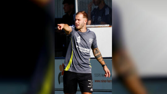 Da geht’s lang: Luca Redschlag, der Trainer der SG Weinsheim, gibt seinem Team die Richtung vor.