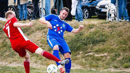 Pascal Endres (in Blau), Spielertrainer der SG Ober Kostenz/Sargenroth, traf in Oppertshausen zum 1:0 beim 2:0-Spitzenspielsieg