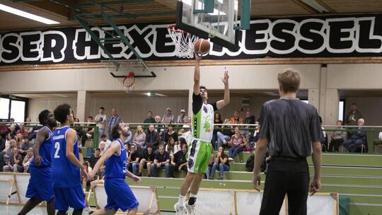 Youngster Lukas Bleser (beim Korbleger) zeigte eine starke Partie und steuerte 18 Punkte beim 94:65-Heimsieg seines TuS Treis-Ka Youngster Lukas Bleser (beim Korbleger) zeigte eine starke Partie und steuerte 18 Punkte beim 94:65-Heimsieg seines TuS Treis-Ka