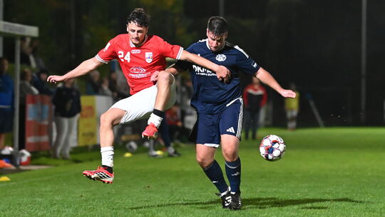 Amin El-Ghawi (in Rot) und seine SG Neitersen/Altenkirchen bauten die Tabellenführung im Topspiel gegen Marcel Müller (in Blau)