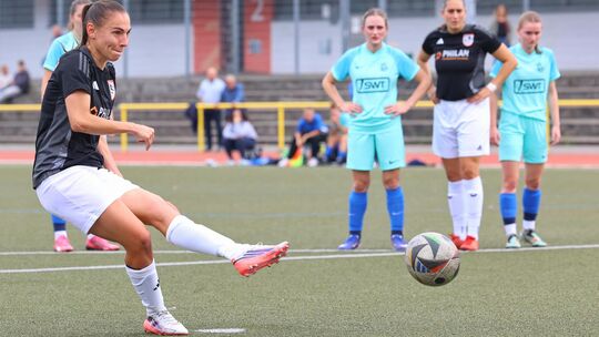 Holzbachs Spielführerin Stella Adam traf zweimal auf dem Simmerner Kunstrasen beim 3:2-Sieg gegen den VfL Trier, einmal per Kopf