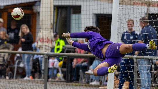 Starke Parade von Christoher Höhn, dem Torhüter des TuS Hoppstädten, beim Spielstand von 0:1 gegen den FC Brücken. Am Ende gewan