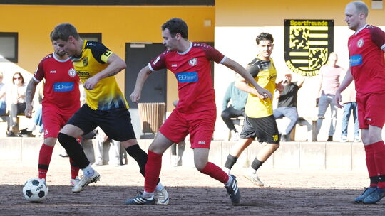 Die Sportfreunde Schönstein (in Gelb-Schwarz) feierten einen Kantersieg gegen die Bezirksliga-Reserve der SG Berod-Wahlrod/Lautz