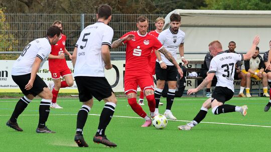 Immendorfs Robin Reichert (in Rot, Mitte) traf gegen den TuS Mayen doppelt beim 3:0-Heimspeg der Gastgeber, Reichert hat nun fün