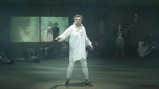 Dem Wahnsinn nahe ist die Titelfigur (Tobias Haaks) in "Hoffmanns Erzählungen" am Theater Koblenz.