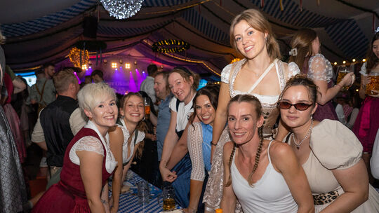 Zum Oktoberfest in Koblenz zieht es am Freitag viele Besucherinnen und Besucher.