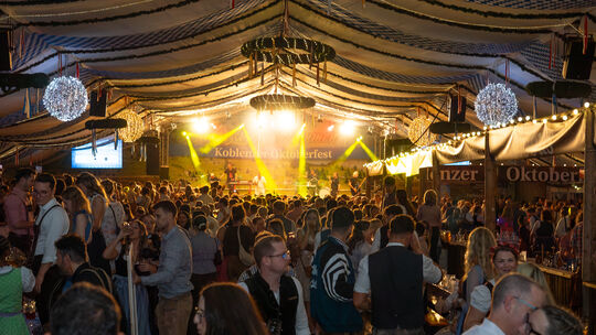 Beim Auftritt der Band Die Hofnarren kocht die Stimmung in dem Festzelt des Oktoberfests in Koblenz.