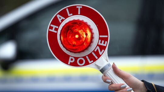 Die Polizei stoppte in Bad Kreuznach einen 94-jährigen Fahrer wegen gefährlicher Fahrweise auf der B428. Sein Führerschein wurde