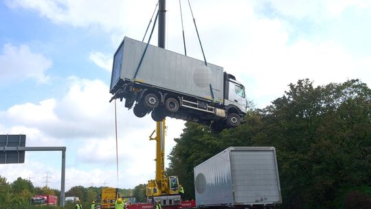 Auf der A61 am Dreieck Bad Neuenahr-Ahrweiler musste am Freitag ein Lkw nach einem Alleinunfall aus einem Waldstück geborgen wer