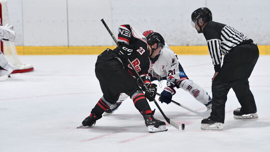 Import Aidan Connolly (dunkles Trikot) trug sich gegen die Bulldogs aus Lüttich gleich dreimal in die Schützenliste der angriffs
