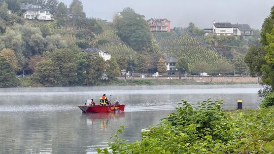 Im Einsatz ist unter anderem die Feuerwehr Zell mit Booten. Im Einsatz ist unter anderem die Feuerwehr Zell mit Booten.