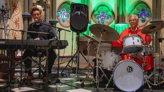 Die Schlagzeug-Legende Willy Ketzer (rechts) zieht zusammen mit dem Pianisten Tobias Sudhoff die Besucher der Linzer Kirche St.