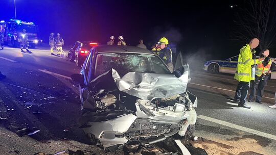 Einsatzkräfte sichern die Unfallstelle auf der B428 nach einer schweren Kollision, bei der ein Audi und ein Ford aufeinanderpral