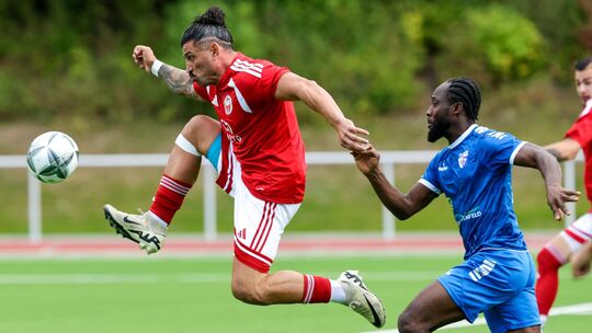 Huseyin Karalalek (am Ball) wurde vom Gülser Frank Adu mit dem Fuß am Kopf getroffen. Dieser sah daraufhin die Rote Karte.