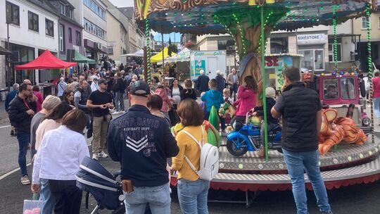 Das große Kinderkarussell am Kreisel war für Eltern mit jungem Nachwuchs einer der Hauptanlaufpunkte beim Markttrubel.