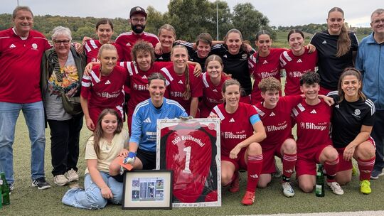 Unter dem Motto „Forever Number One“ erhielt DSG-Torfrau Kathrin Claßen-Meier ein Nostalgie-Torwarttrikot aus dem Jahr 1999 mit