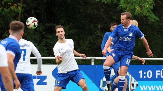 Die Fußballer des SV Niederwerth (in Blau) um Robin Meyer (rechts) und des TuS Niederberg lieferten sich ein packendes Spitzensp