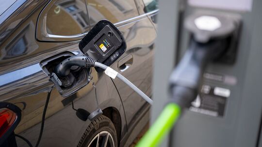 Elektroauto an Elektro-Ladesäule Elektroauto an Elektro-Ladesäule