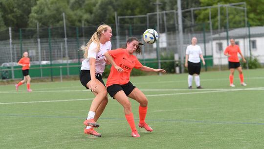 Kaya Emma Konstantinov (in orange) muss mit den Frauen des SV Diez-Freiendiez weiter auf den ersten Saisonsieg warten.