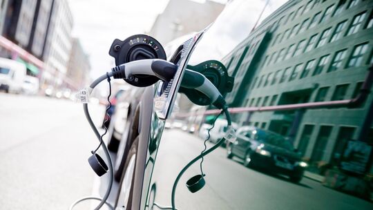 Auto mit Plug-in-Hybrid-Antrieb Auto mit Plug-in-Hybrid-Antrieb