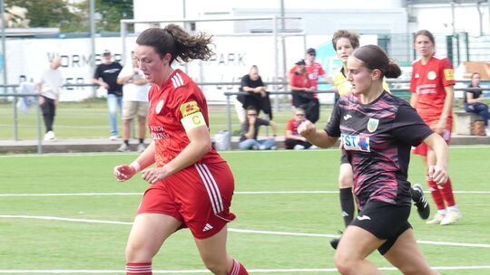 Als zweimalige Torschützin glänzte Kapitänin Chiara Eckloff (links) beim 6:0-Auswärtssieg des FC Urbar gegen Wormatia Worms. Als zweimalige Torschützin glänzte Kapitänin Chiara Eckloff (links) beim 6:0-Auswärtssieg des FC Urbar gegen Wormatia Worms.