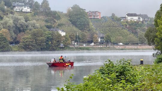 Im Einsatz ist unter anderem die Feuerwehr Zell mit Booten.