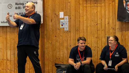Daumen hoch: Trainer Sandro Baumanns (links) durfte sich in Perl über eine tolle Leistung seiner HSG Birkenfeld freuen.