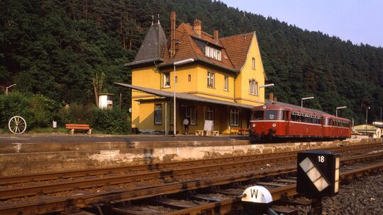 So hat einst der reguläre Betrieb auf der Aartalbahn im Jahr 1986 ausgesehen. Ein Schienenbus wartet in Bad Schwalbach auf die W So hat einst der reguläre Betrieb auf der Aartalbahn im Jahr 1986 ausgesehen. Ein Schienenbus wartet in Bad Schwalbach auf die W