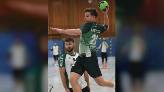 Für Janosch Schneider (am Ball) und seinen HSV Sobernheim läuft es.