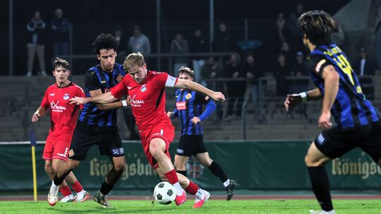 In der Oberliga ist so leicht kein Gegner aus dem Weg zu räumen, auch Schlusslicht Eisbachtal um Kapitän Jonah Arnolds (in Rot)