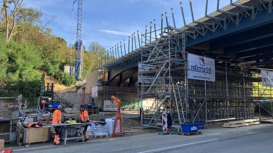 Die neue Konstruktion des Brückenbauwerkes steht und muss nun noch mit einer Betondecke versehen und fertiggestellt werden.