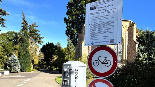 Die Friedhofsordnung und die Schilder an den Eingängen zeigen, was erlaubt ist: Radfahrer müssen absteigen, E-Scooter-Fahrer au