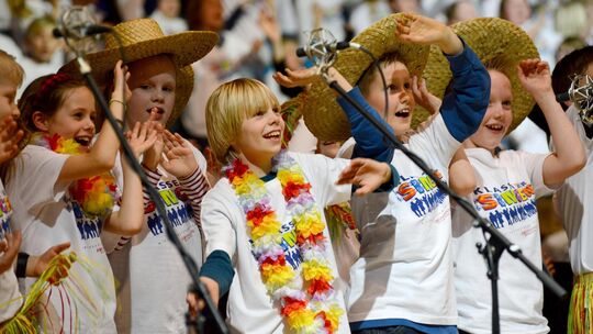 Die Freude der Kinder am gemeinsamen Singen im großen Liedprojekt „Klasse! Wir singen“ ist offensichtlich. Die Freude der Kinder am gemeinsamen Singen im großen Liedprojekt „Klasse! Wir singen“ ist offensichtlich.