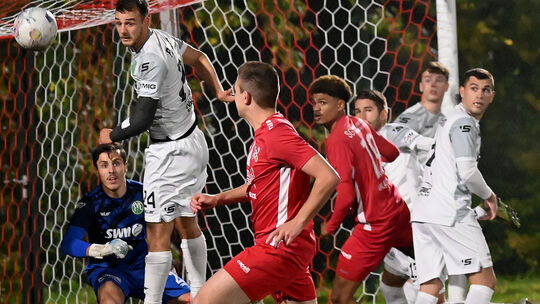 Vor fast genau einem Jahr lautetet die Drittrunden-Partie im Rheinlandpokal ebenfalls SG Malberg (in Rot) gegen FV Engers. Die G