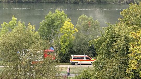 Rettungskräfte sind am Moselufer in Bullay im Einsatz, nachdem ein Spaziergänger eine männliche Person leblos im Fluss treibend
