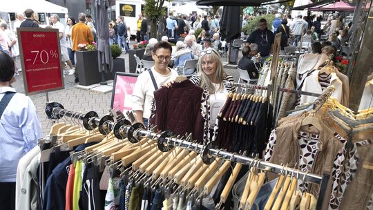 Die Bismarckstraße wurde von vielen Marktständen gesäumt.