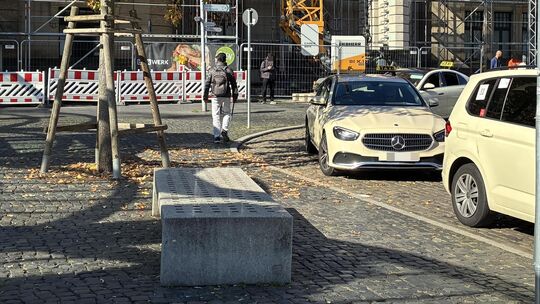 Ob diese Steinbank am Taxistand der Tatort ist, ist unklar. Klar aber ist: An einer der Sitzgelegenheiten am Koblenzer Hauptbahn