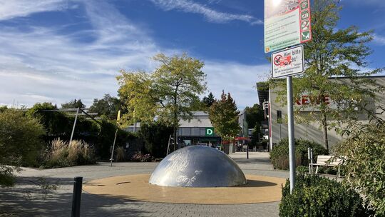 Der Konrad-Adenauer-Platz in Altenkirchen liegt zwischen Bahnhof Altenkirchen und Einkaufsmöglichkeiten wie Rewe, Takko, Deichma